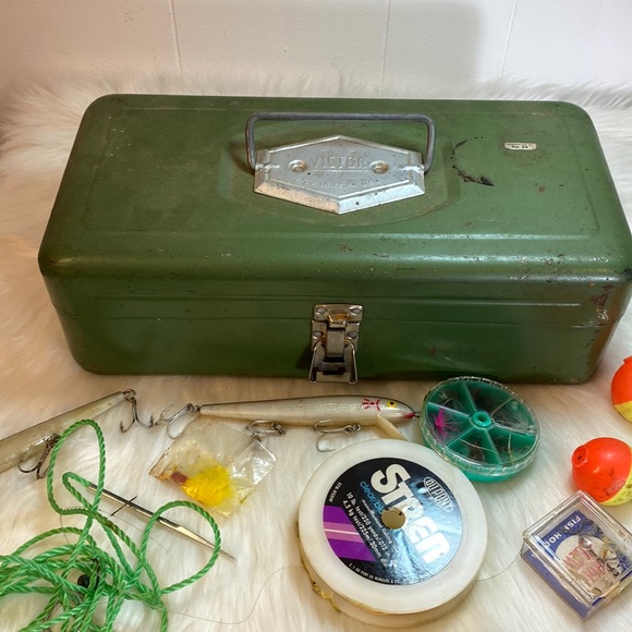 green metal tackle box Mint With 4 removable bait racks What to do with old